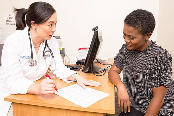 Doctor_reviewing_labs_with_patient_600x400
