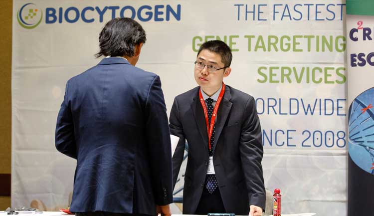 An industry representative speaks to a meeting attendee during Vascular Discovery 2017.
