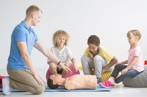 paramedic explaining first aid steps to children