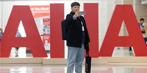A Scientific Sessions attendee takes a selfie in front of a 3D AHA sign in Chicago, Illinois.