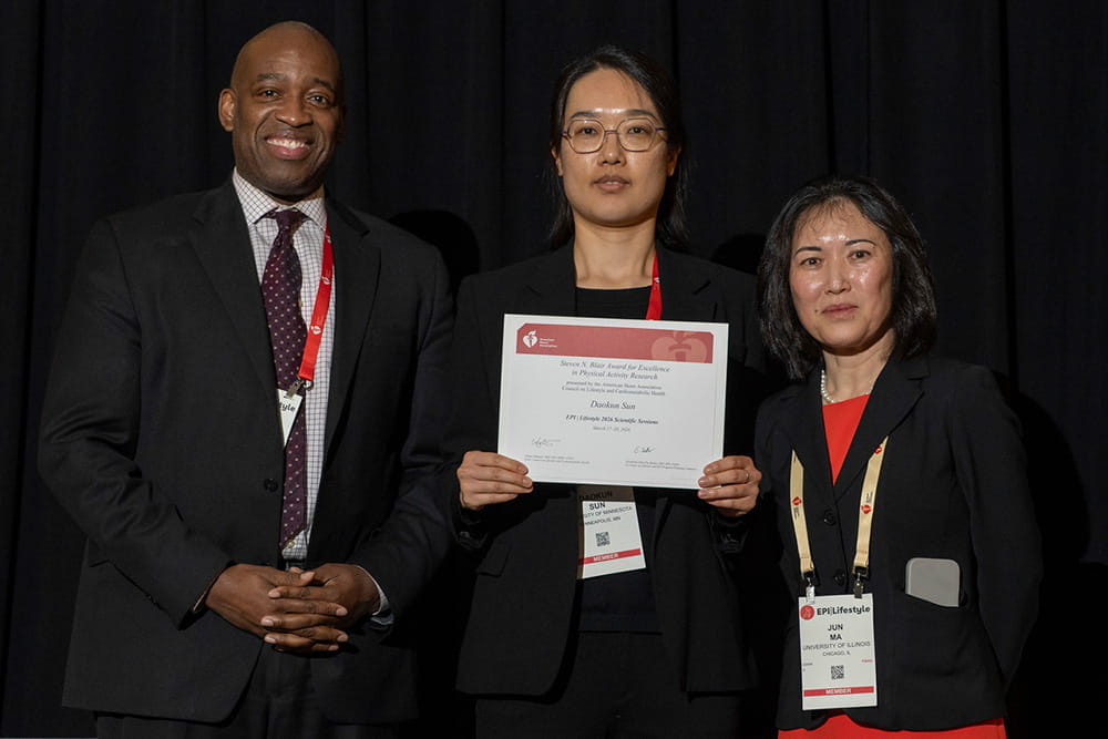 Daokun Sun receiving the Steven N. Blair Award for Excellence in Physical Activity Research